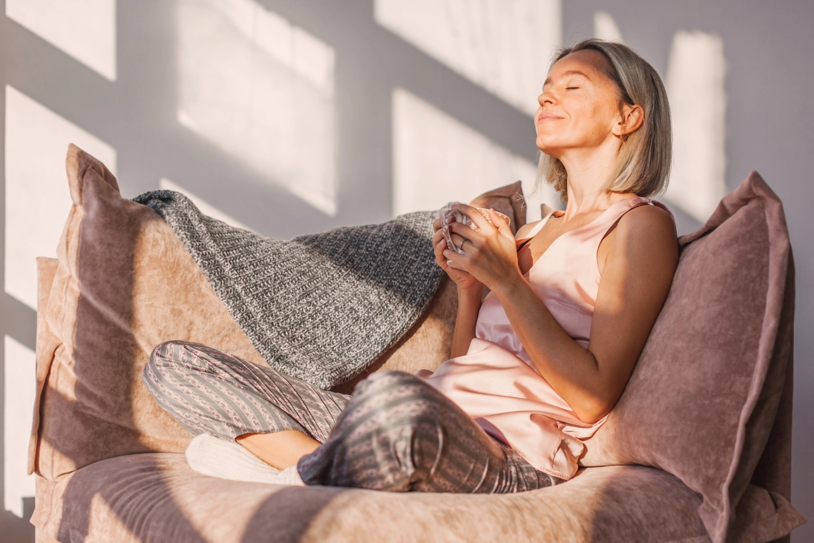 Concept per cambiamenti in menopausa: donna felice si rilassa sul divano