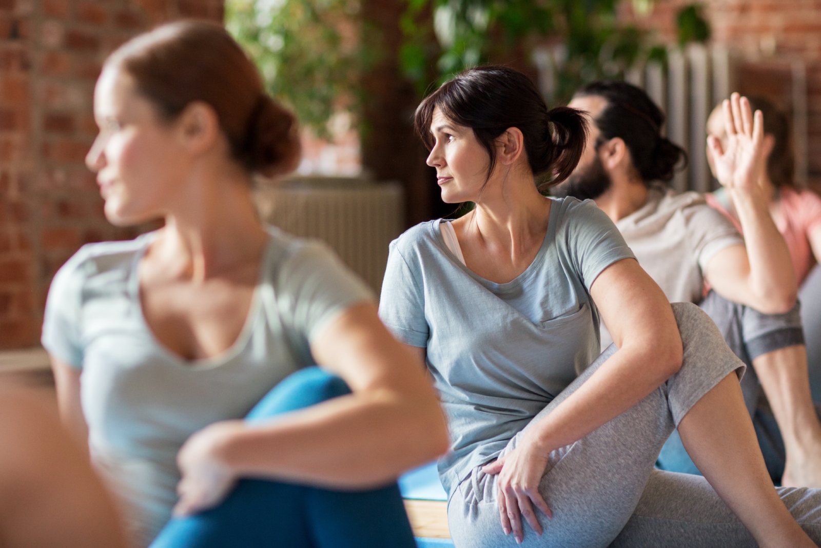 Concept per ginnastica in menopausa: donne in posizione yoga